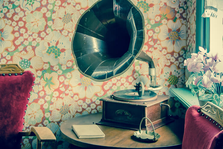 CrazyAuction item Vintage record player